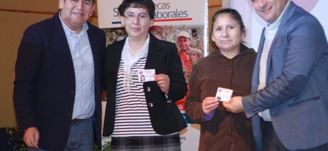 28 Vecinos de Nuestra Comuna Recibieron en Ceremonia su Certificación 28 Vecinos de Nuestra Comuna Recibieron en Ceremonia su Certificación